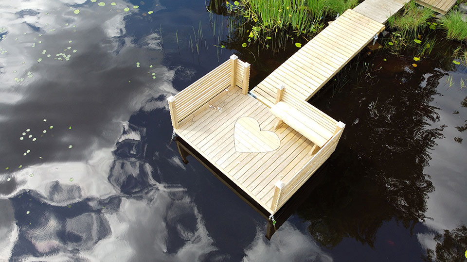 Metbrygga fotograferad ovanifrån. Det är ett hjärta på bryggans ovansida.