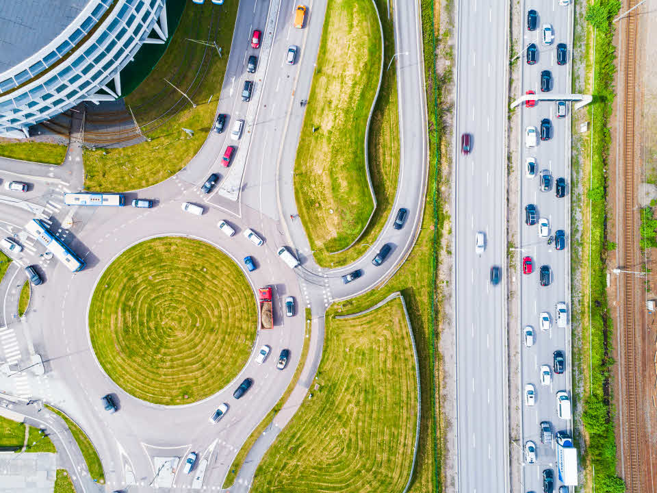Flygbild över bilköer i rusningstrafik i och kring rondell, Mölndal