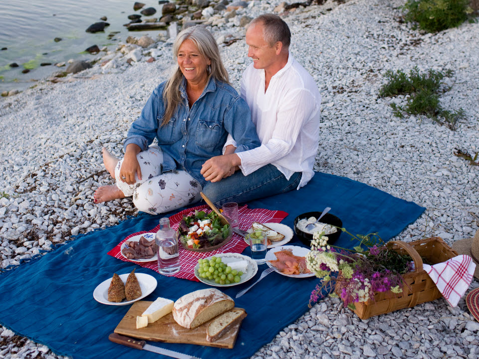 Fotograf: Hans Bjurling
Bildbyrå: Hans Bjurling Man och kvinna på picknick vid strand, Gotland