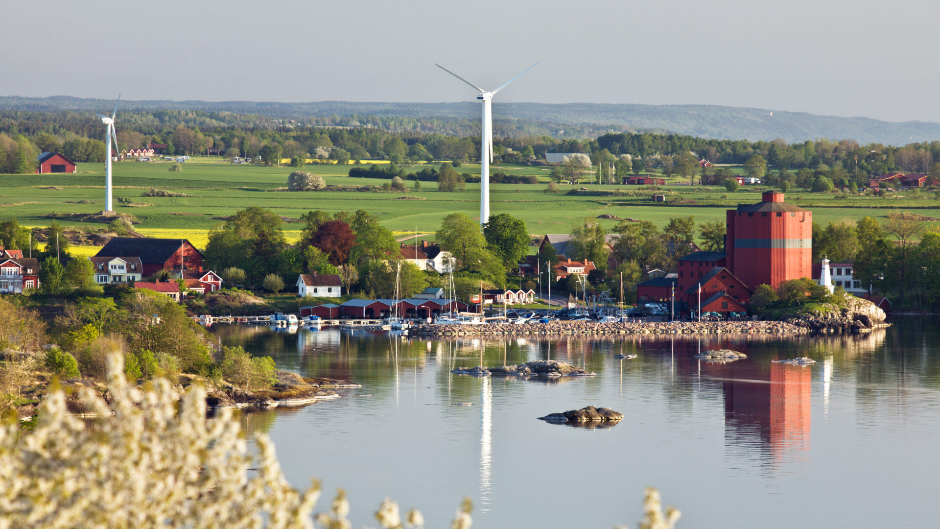 Fotograf: Björn Svensson
Bildbyrå: Johnér Kustnära vindkraftverk och fyrplats, Hästolmens hamn, Vättern.