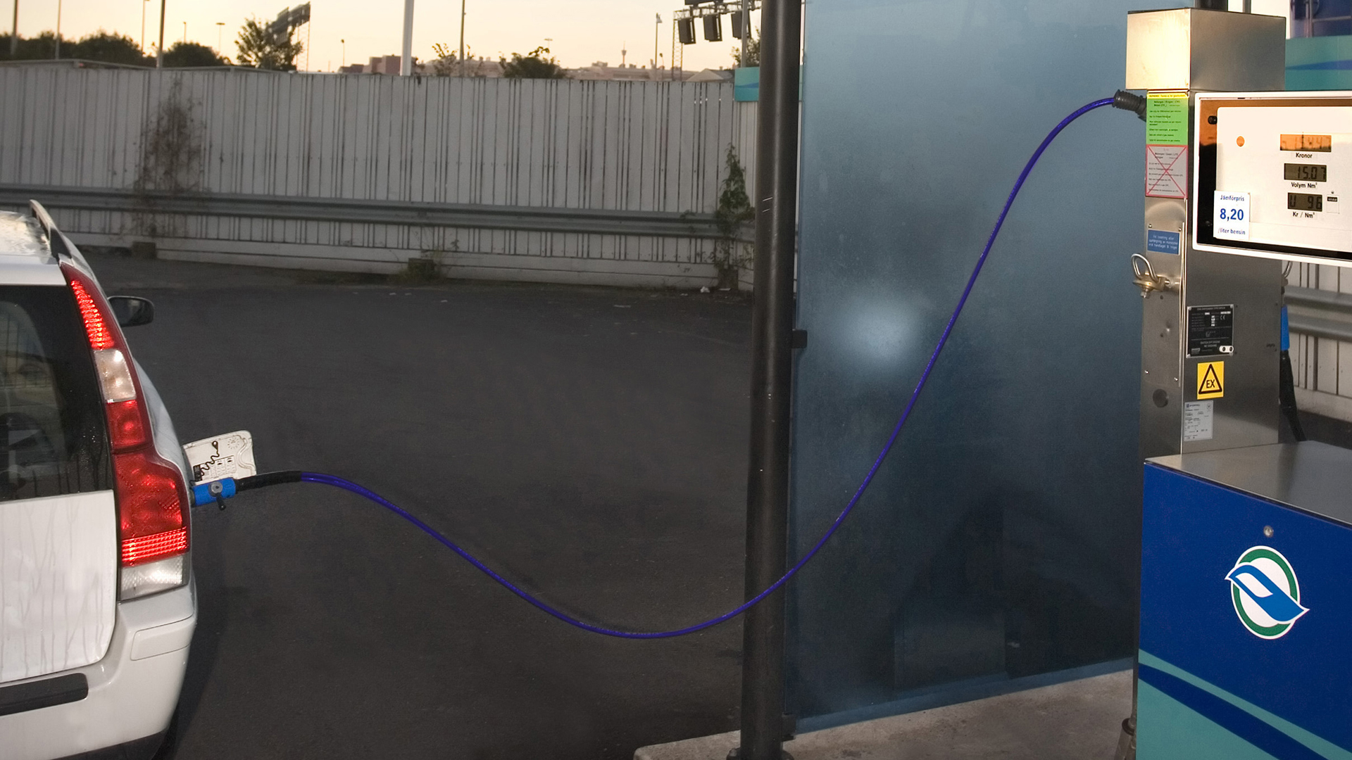 Fotograf: Matton
Bildbyrå: Johnér Bil tankas med biogas.