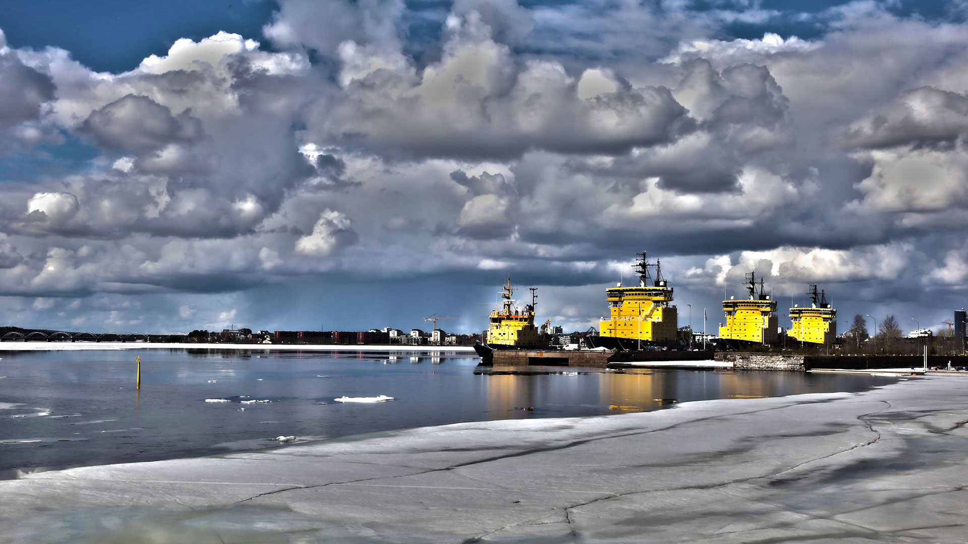 Fyra isbrytare i en hamn