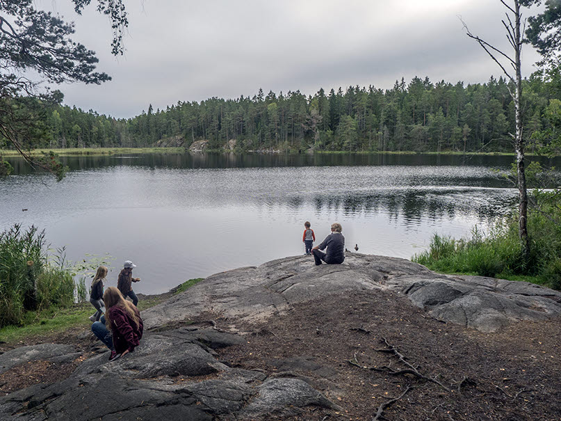 Fotograf: Naturvårdsverket Besökare vid sjö, Tyresta.