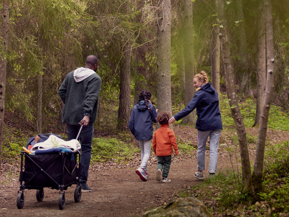 Fotograf: Maskot Bildbyrå
Bildbyrå: Johnér Familj med två barn promenerar i skogen och drar en campingvagn efter sig. Sverige.
