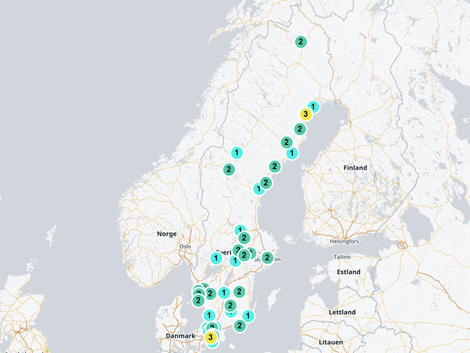 Karta med färgade cirklar som anger luftkvalitet på olika platser