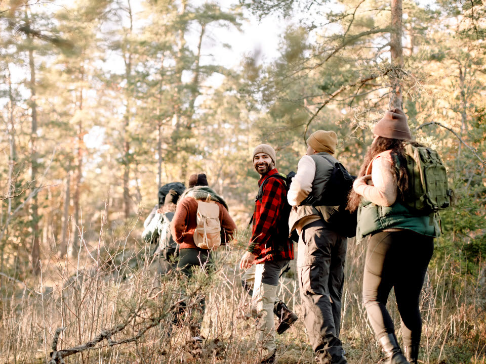 Fotograf: Maskot Bilbyrå AB
Bildbyrå: Johnér Vänner går i rad medan de vandrar tillsammans i skogen.
