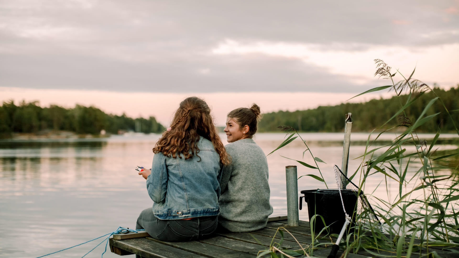 Flickor på brygga vid sjö, Stockholm