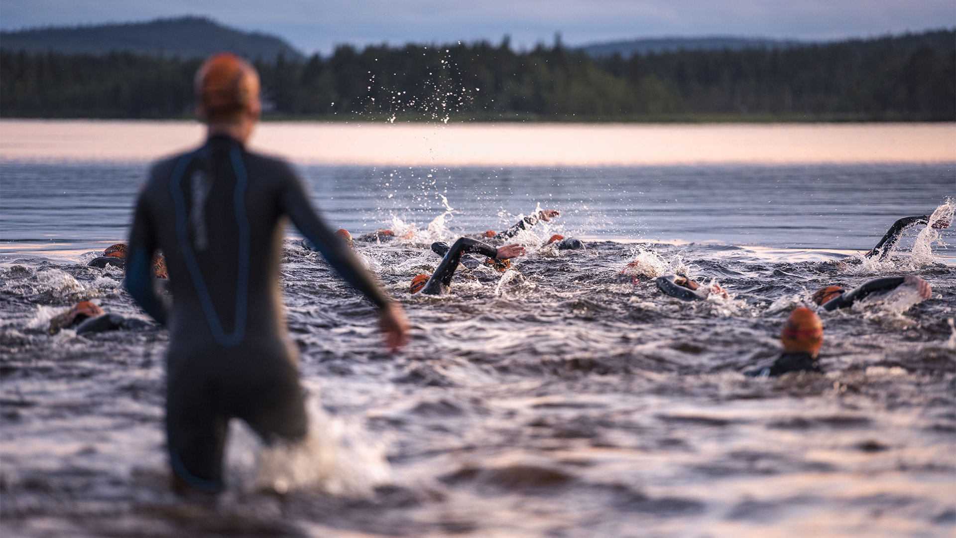 Fotograf: Hans Berggren
Bildbyrå: Johnér Starten på en triathlontävling, Gällivare, Lappland.