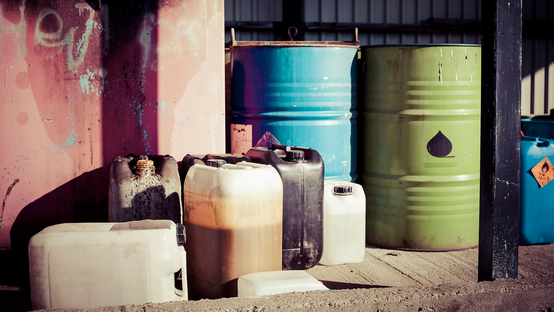 Fotograf: Maskot
Bildbyrå: Johnér Farligt avfall i tunnor