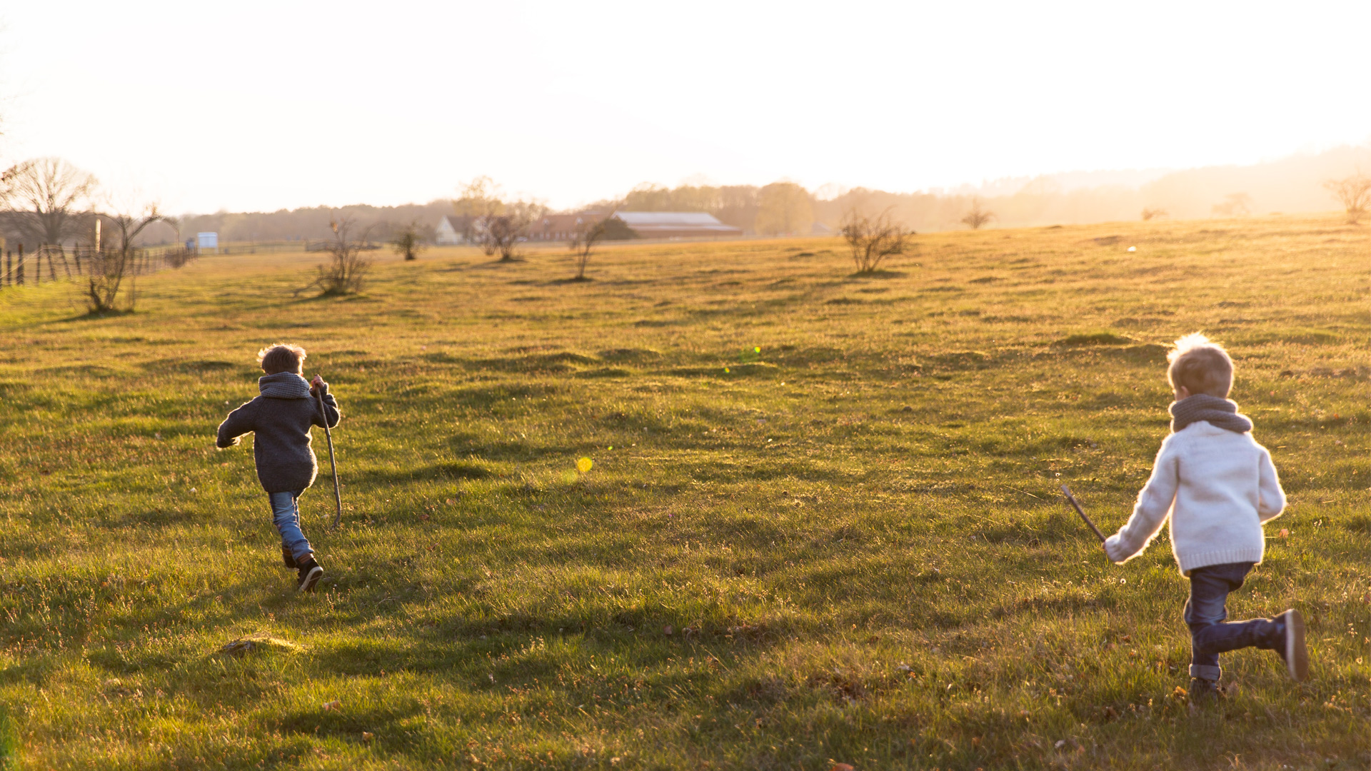 Fotograf: Stefan Isaksson
Bildbyrå: Johnér Springande barn på äng