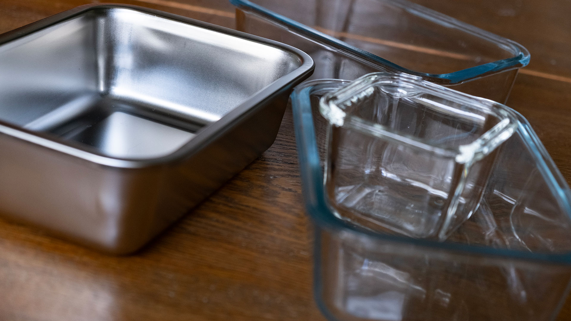 Tomma matlådor av glas och metall