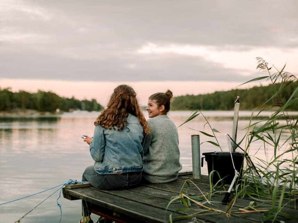 Fotograf: Maskot bildbyrå
Bildbyrå: Johnér flickor på brygga vid sjö, Stockholm