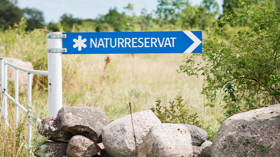 Skylt med texten naturreservat