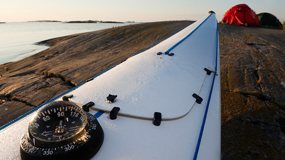 En kanot och två tält