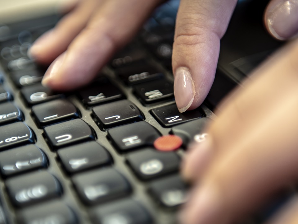 Fotograf: Naturvårdsverket Fingrar som skriver på ett tangentbord.