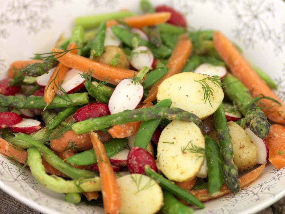 Sallad med potatis, sparris och morötter.