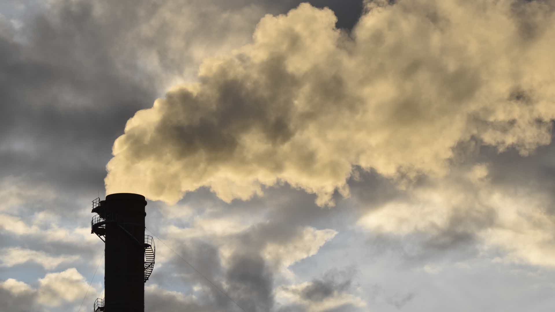 Skorsten som släpper ut rök