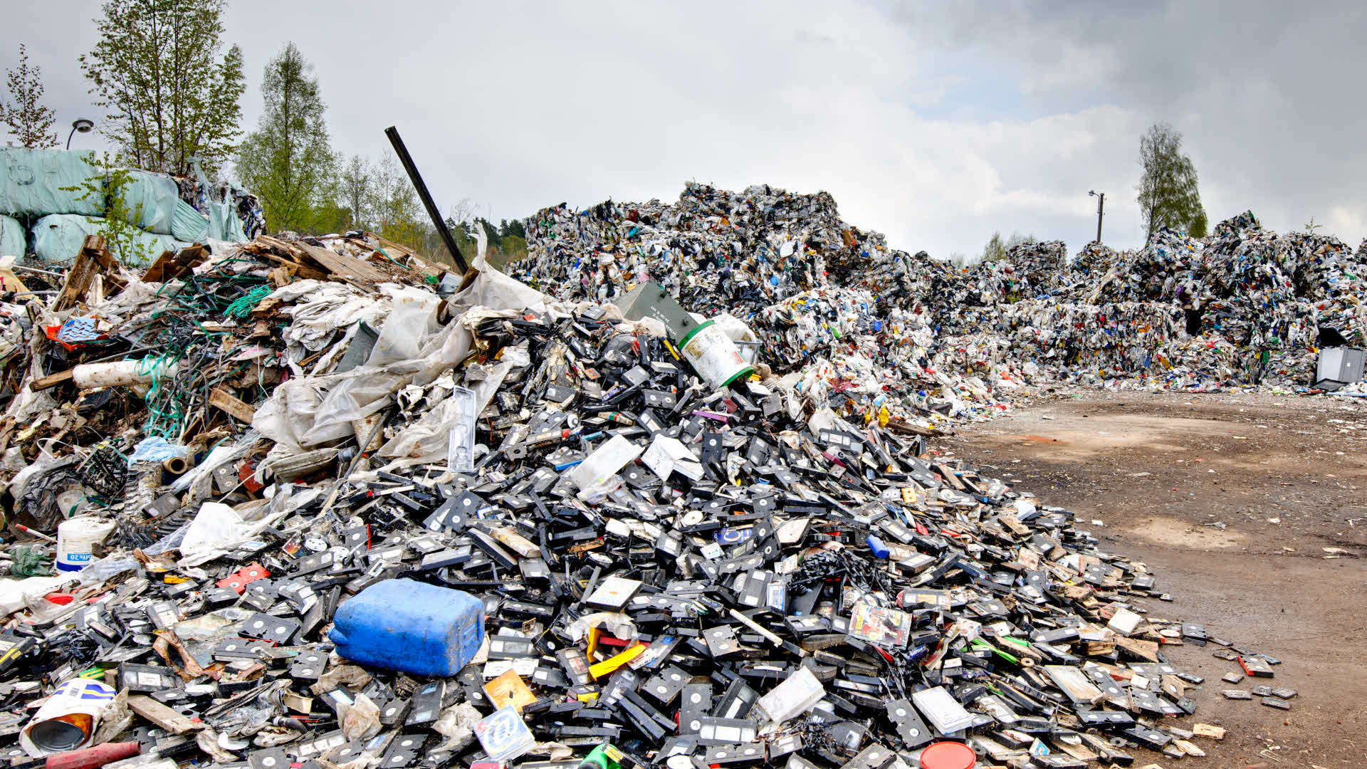 Fotograf: Mikael Svensson
Bildbyrå: Johnér Soptipp med högar av videokassetter, Deje, Värmland