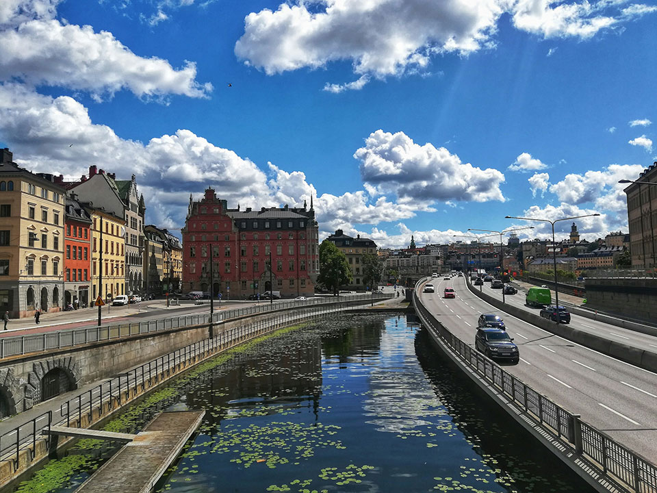 Fotograf: Nazrin Babashova
Bildbyrå: Unsplash Trafik på Centralbron i Stockholm och Gamla stan i bakgrunden.