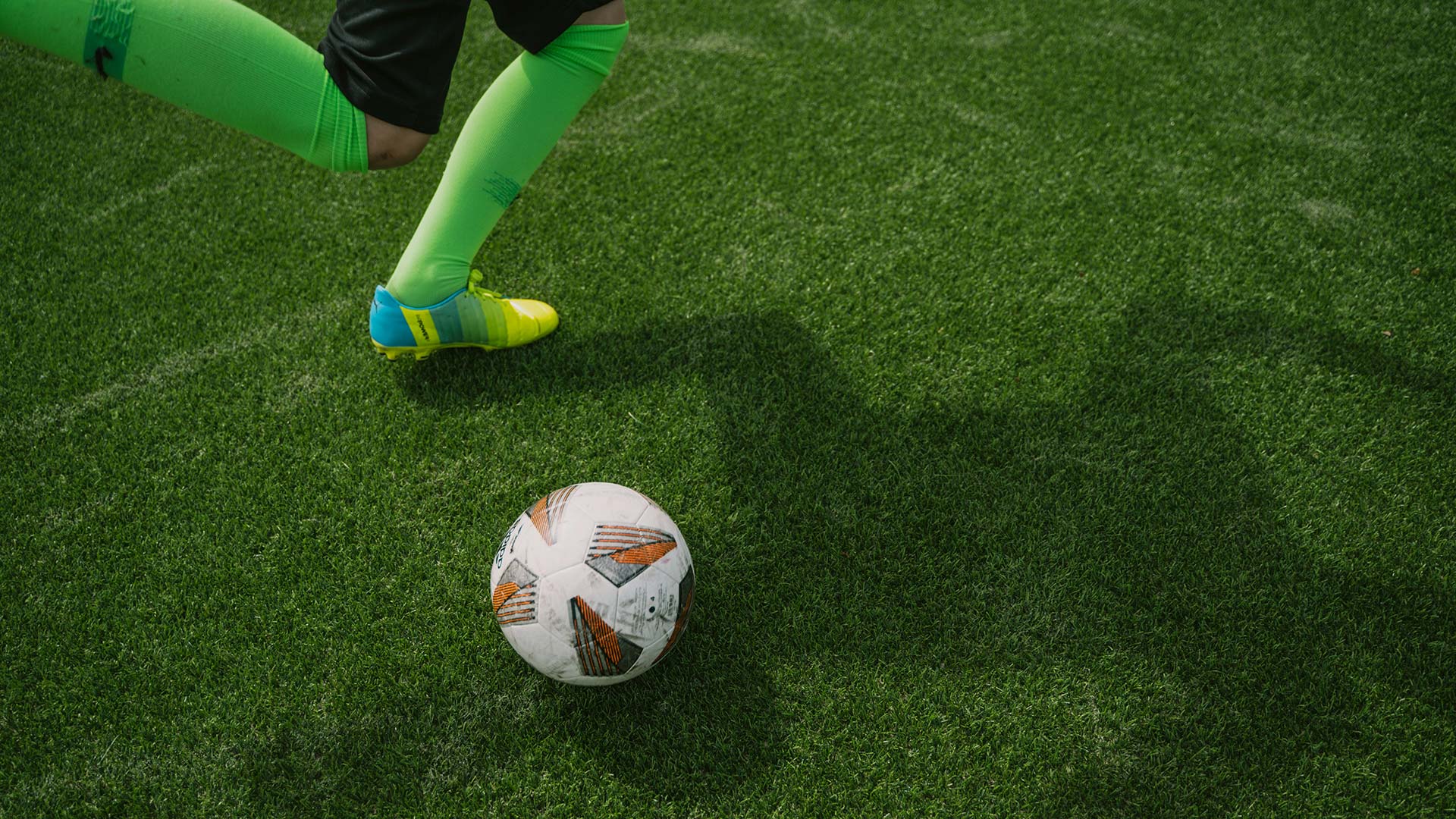 Fotograf: Max Zindel
Bildbyrå: Unsplash Benen på en fotbollspelare som ska skjuta ett skott