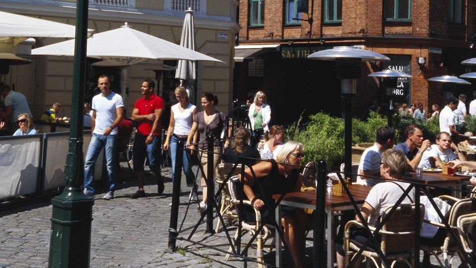 Personer på en uteservering