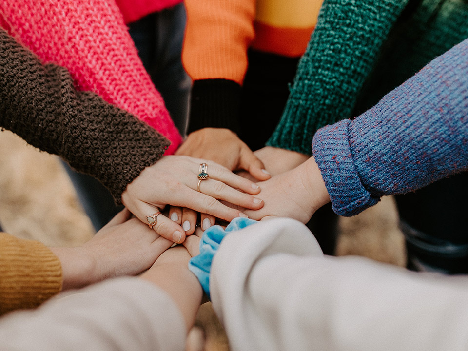 Fotograf: Hannah Busing
Bildbyrå: Unsplash Personer som lägger sina händer på varandras händer i en cirkel