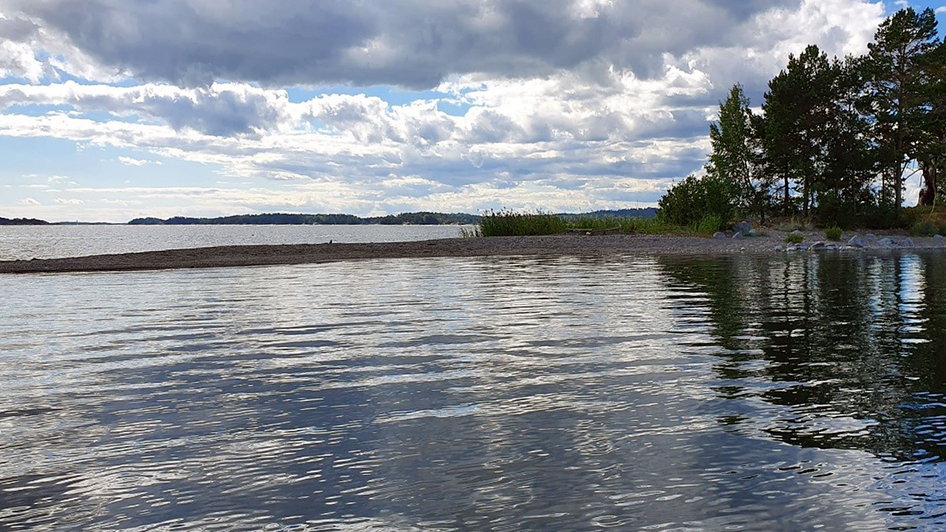 Fotograf: Stefan Engblom Blankt vatten och en udde i en grund havsvik