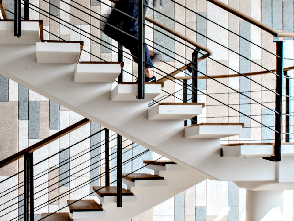 En person går uppför en trappa