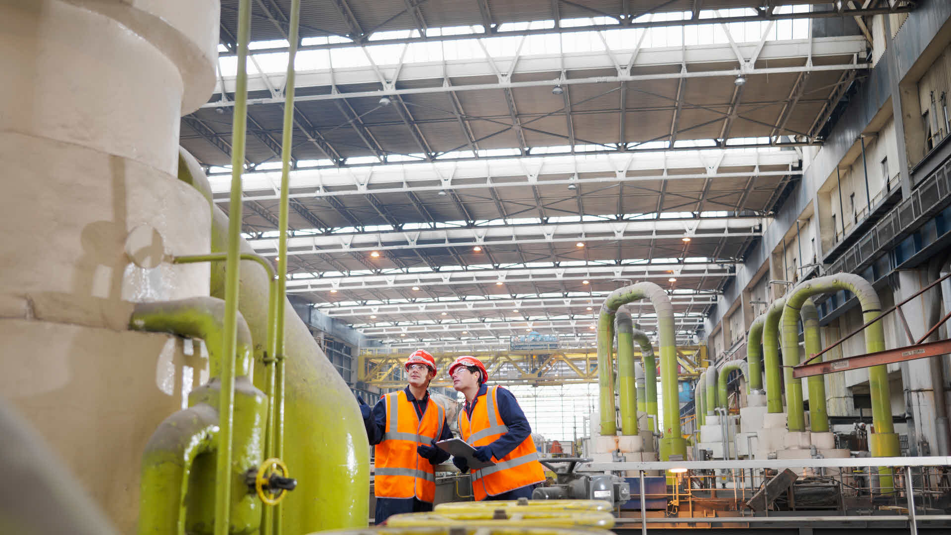 Fotograf: Cultura Creative
Bildbyrå: Johner Två arbetare med orangea västar