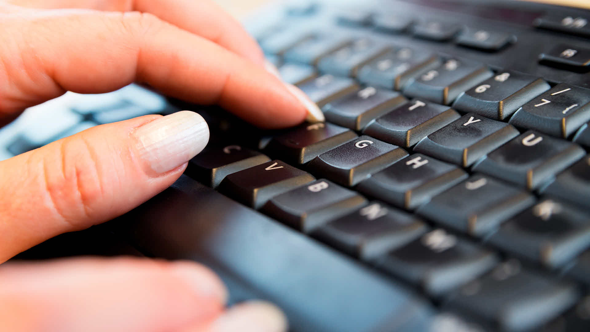 Fotograf: Calle Bredberg
Bildbyrå: Johnér Kvinna skriver på tangentbord, närbild på hand