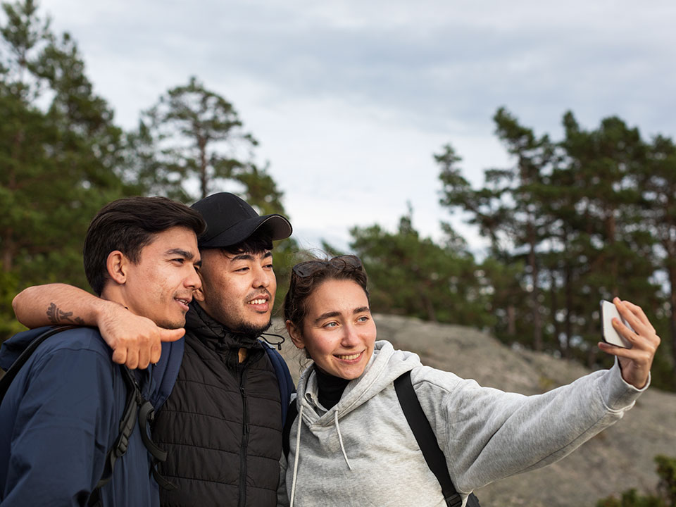 Tre ungdomar på utflykt i Stockholms skärgård tar en selfie