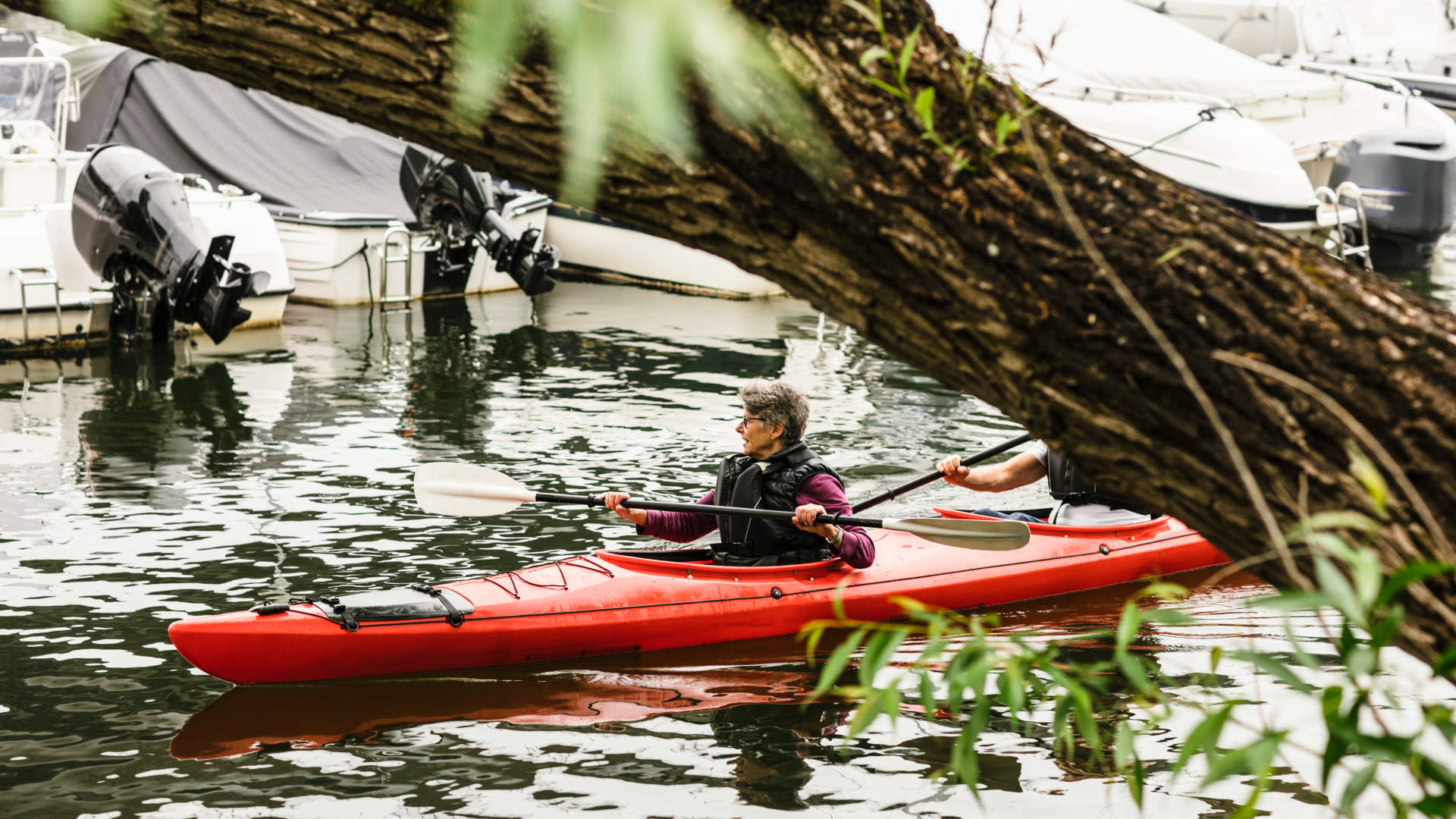 En kvinna och en man lär sig paddla tvåmanskajak