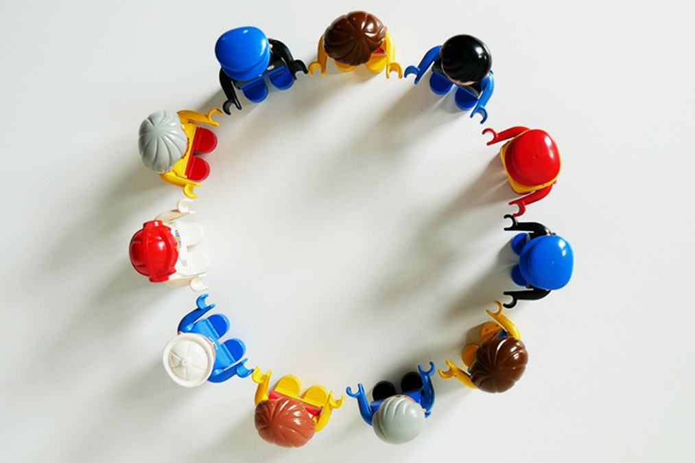 Legofigurer som står i en ring.