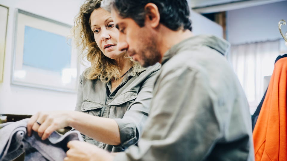 Fotograf: Maskot
Bildbyrå: Johnér Två personer avsynar återvunnen textil, Västerås