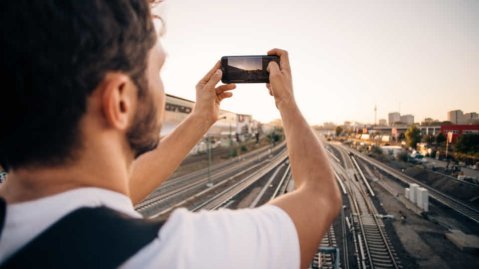 Person som fotograferar tågspår