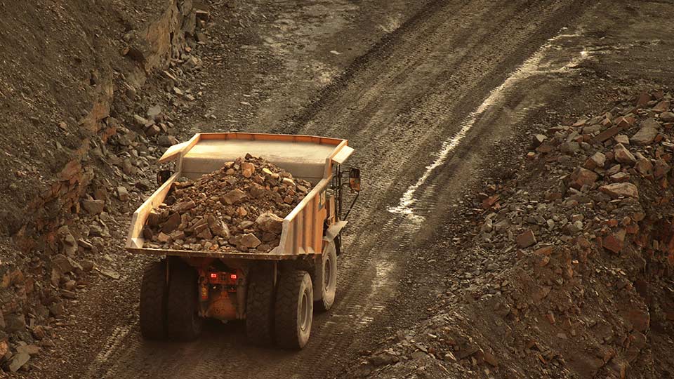 Sten- och jordmassor transporteras med en dumper