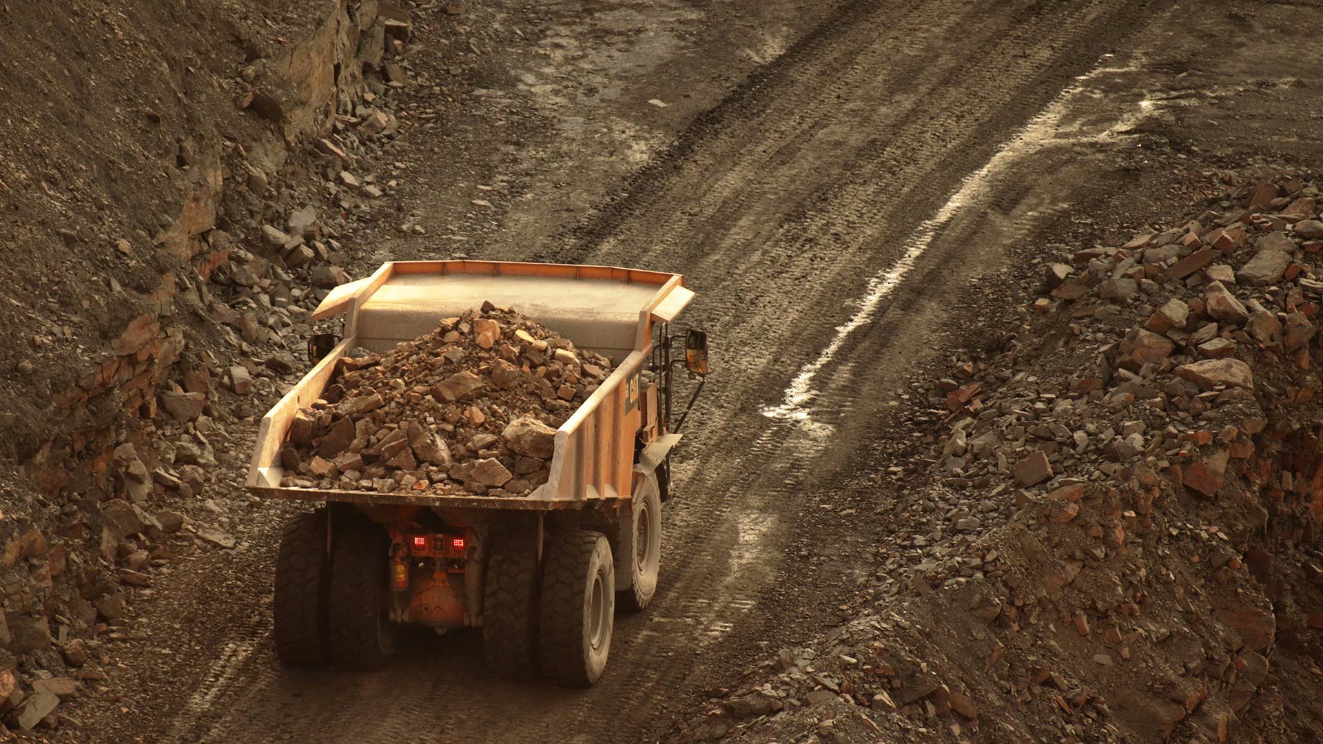 Fotograf: Lars Portjanow
Bildbyrå: Unsplash Sten- och jordmassor transporteras med en dumper