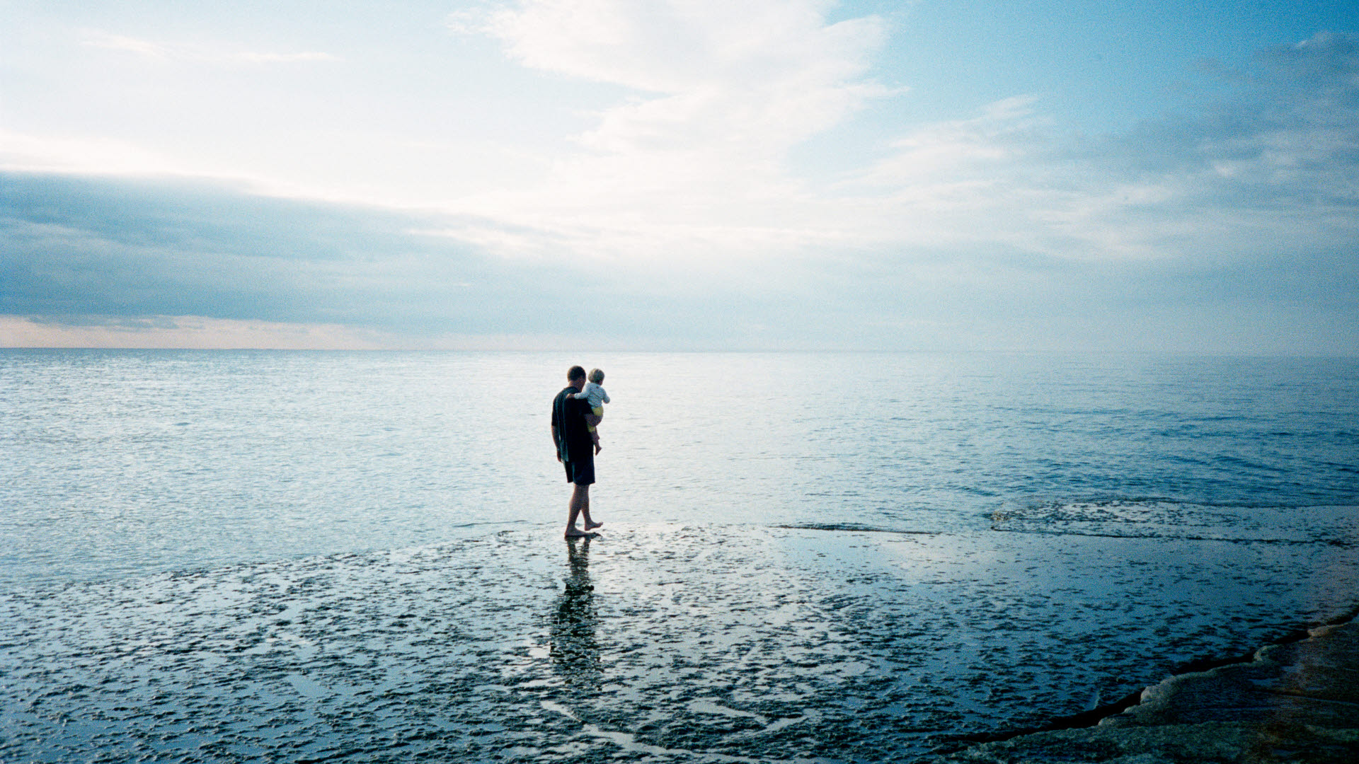 Fotograf: Lena Granefelt
Bildbyrå: Johnér Pappa med barn går på klipphäll vid havet, Öland