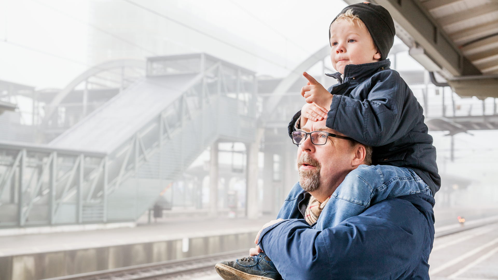 Fotograf: Malin Kilström
Bildbyrå: Johnér Pappa med pojke på axlarna på tågstation, Centralstationen, Lund