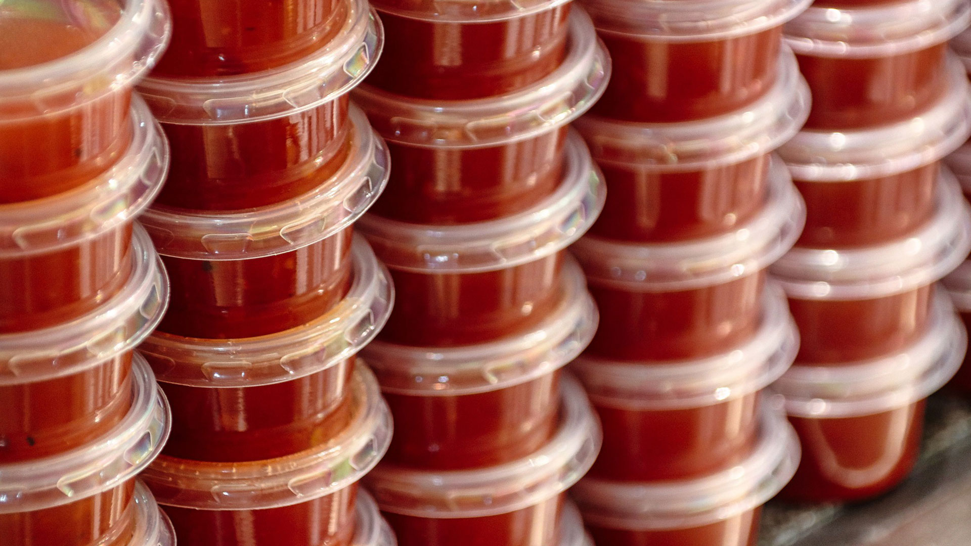 Staplade såser i plastförpackningar.