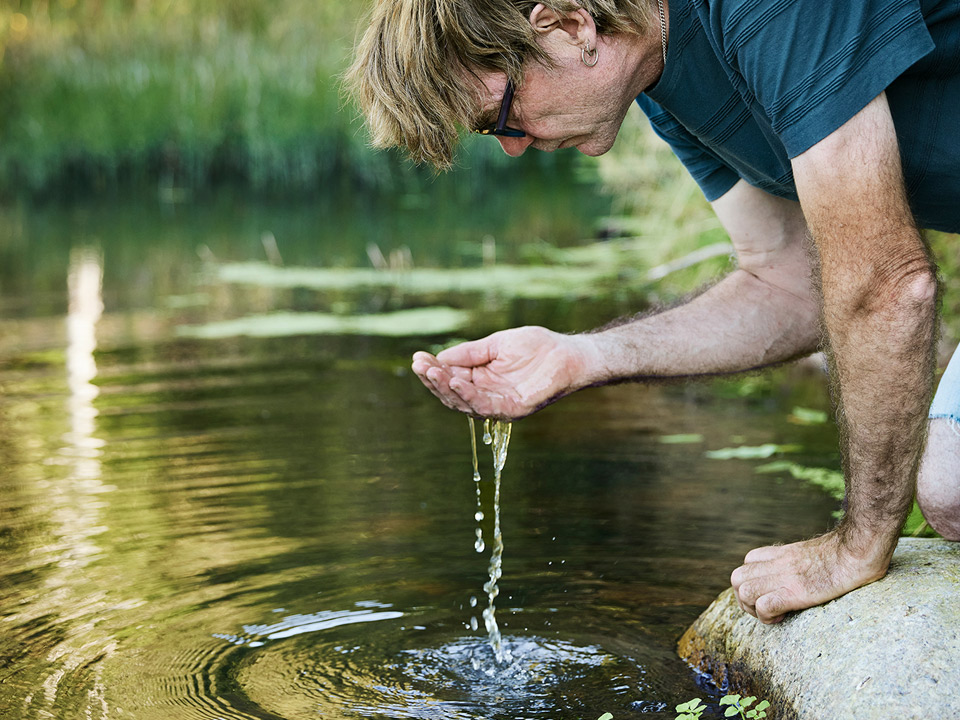 Fotograf: Anna-Lena Lundqvist Man tar upp vatten i sin hand