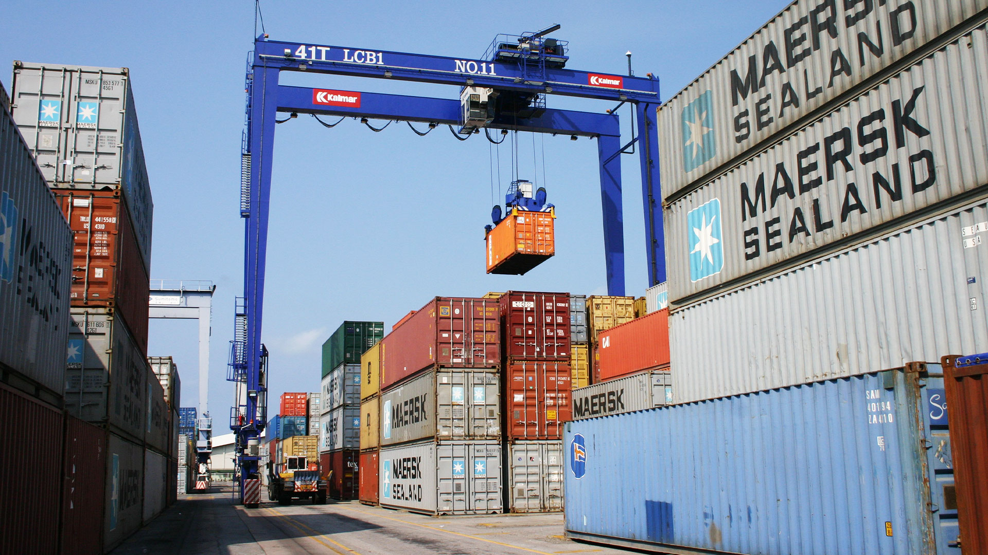 Containrar på lastkaj.