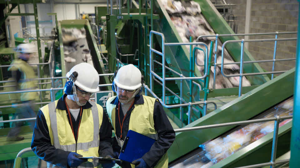 Fotograf: Cultura creative
Bildbyrå: Johner Två män i gula reflexvästar