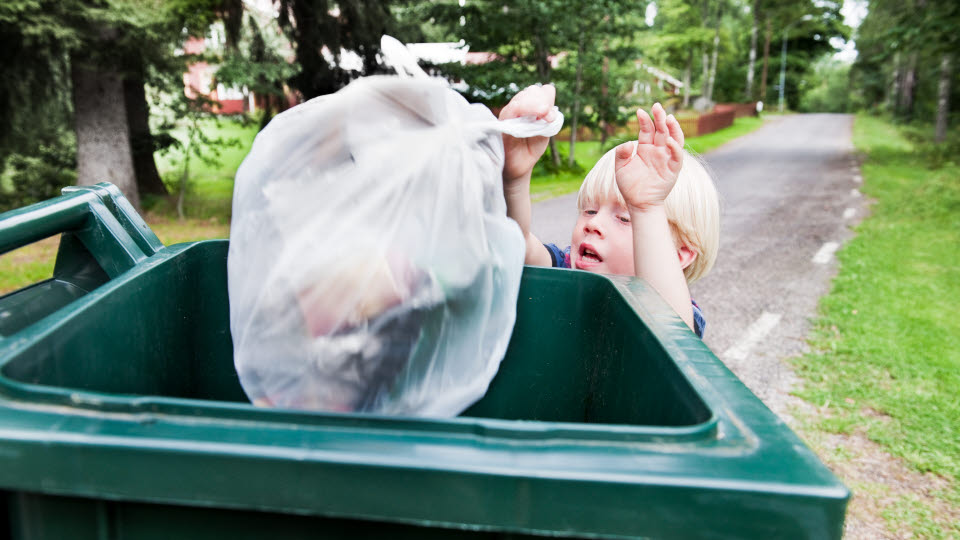Fotograf: Lars Owesson
Bildbyrå: Johnér Barn vid soptunna.
