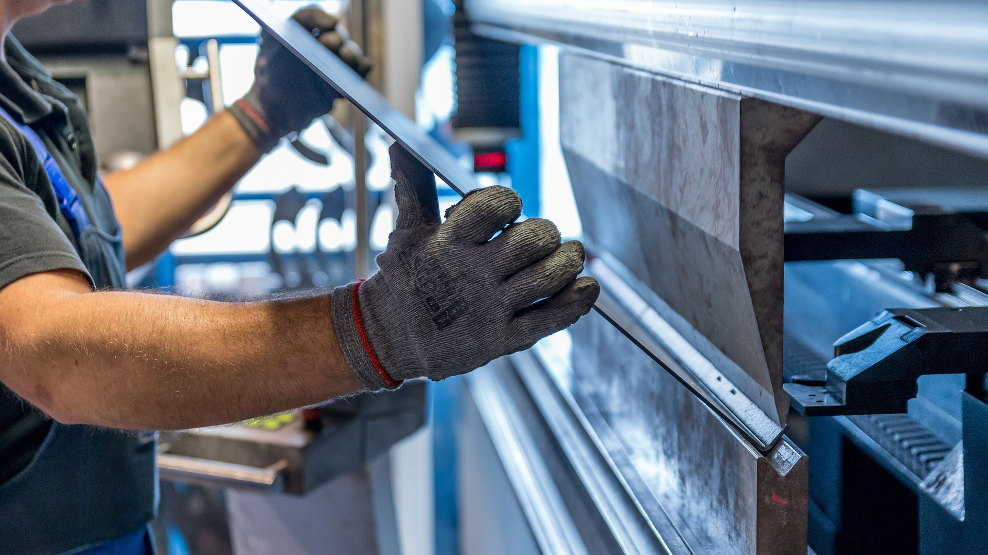 Fotograf: Michal Jarmoluk
Bildbyrå: Pixabay Arbetare i stålverk håller ett stålelement