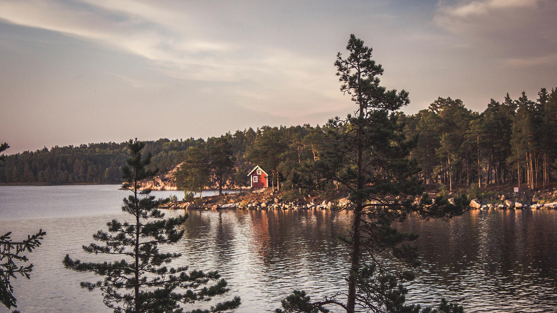 Liten röd stuga vid havet, Grinda