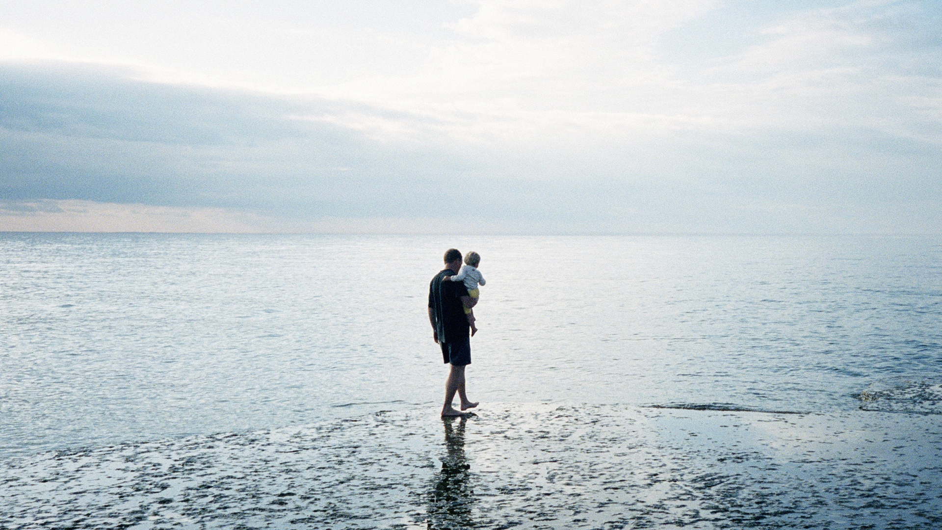 Fotograf: Lena Granefelt
Bildbyrå: Johnér Pappa med barn går på klipphäll vid havet, Öland.
