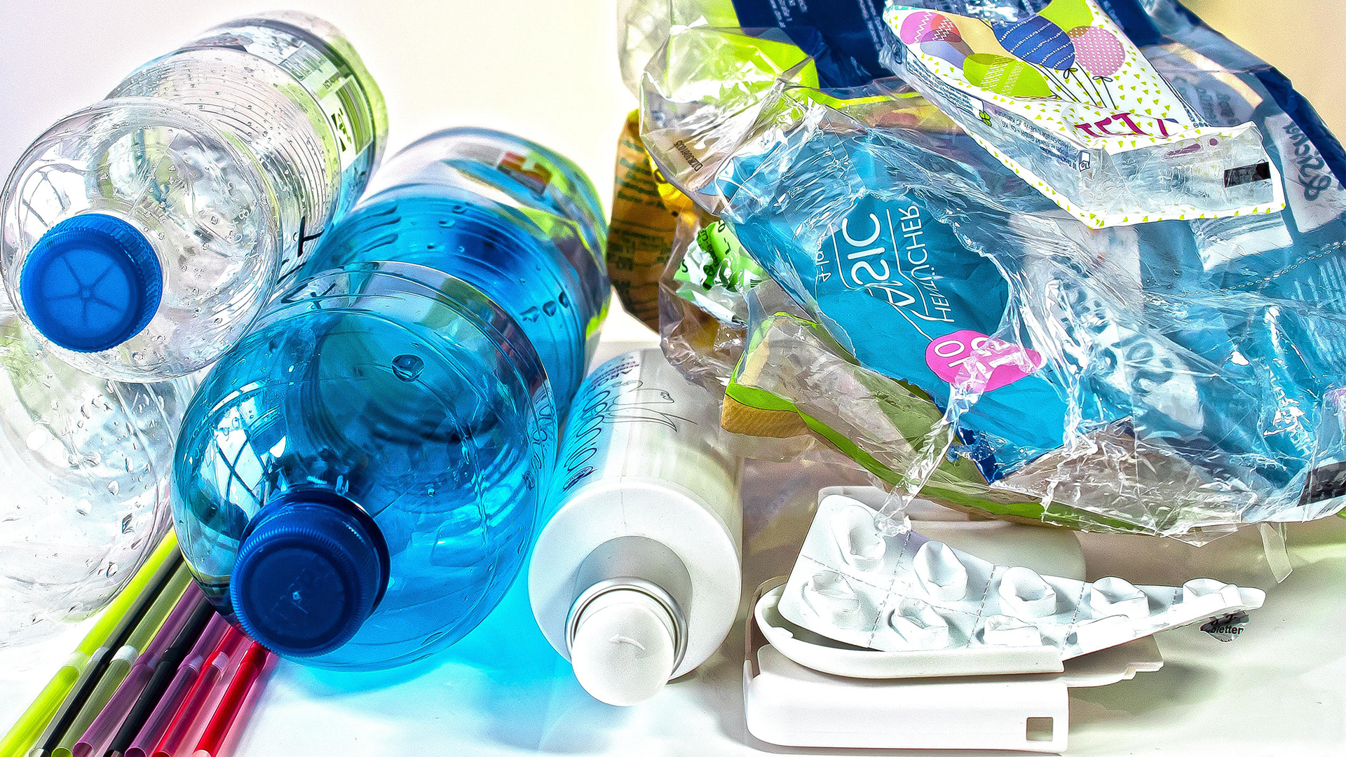 Fotograf: Pixabay. Petflaskor och annat plastavfall.