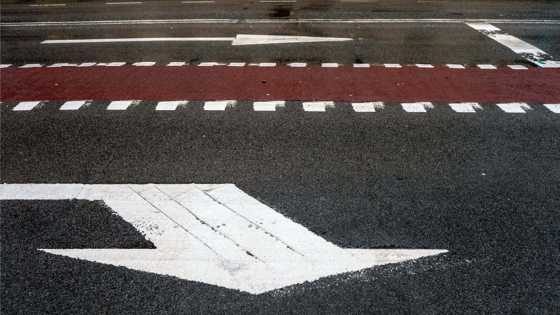 Fotograf: Naturvårdsverket.
Bildbyrå: Foto: Naturvårdsverket Bil- och cykelväg med hänvisningspilar.